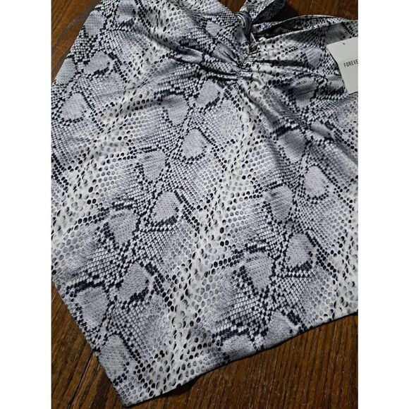 New Medium Forever21 Woven Snakeskin Print Open Back Hankerchief Shirt Top NWT - Picture 3 of 6